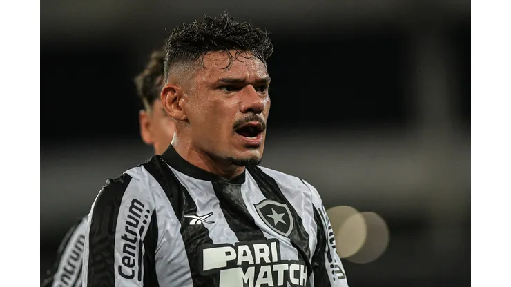 Tiquinho Soares, atacante do Botafogo. Foto: Thiago Ribeiro/AGIF