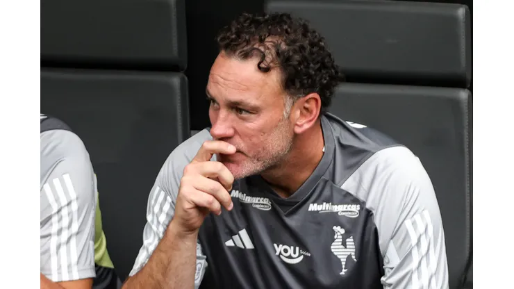 Gabriel Milito tecnico do Atletico-MG durante partida contra o Cruzeiro no estadio Arena MRV pelo campeonato Mineiro 2024. Gilson Lobo/AGIF