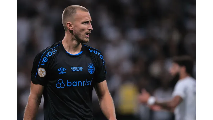Rodrigo Ely jogador do Gremio durante partida contra o Corinthians no estadio Arena Corinthians pelo campeonato Brasileiro A 2023. Zagueiro é contestado pelos torcedores. Foto: Ettore Chiereguini/AGIF