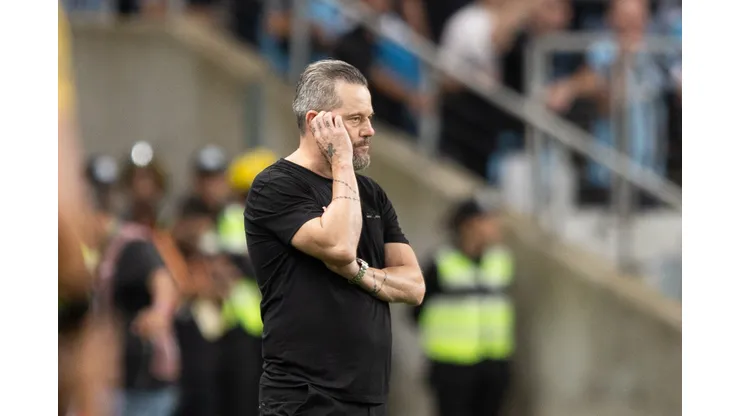 Argel Fuchs durante partida contra o Grêmio no Campeonato Gaúcho de 2024.