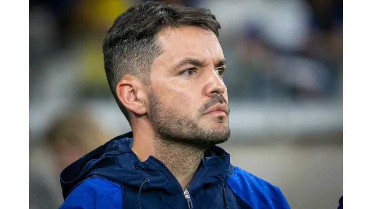Larcamón durante confronto contra o América-MG no Campeonato Mineiro.
