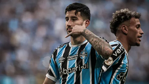 Mathias Villasanti jogador do Gremio comemora seu gol durante partida contra o Coritiba no estadio Arena do Gremio pelo campeonato BRASILEIRO A 2023. Gringo pode ganhar um novo parça para o meio. Foto: Maxi Franzoi/AGIF
