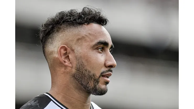 Payet jogador do Vasco durante partida contra o Botafogo no estadio Engenhao pelo campeonato Carioca 2024. Meia pode ganhar novo parça no elenco. Foto: Thiago Ribeiro/AGIF