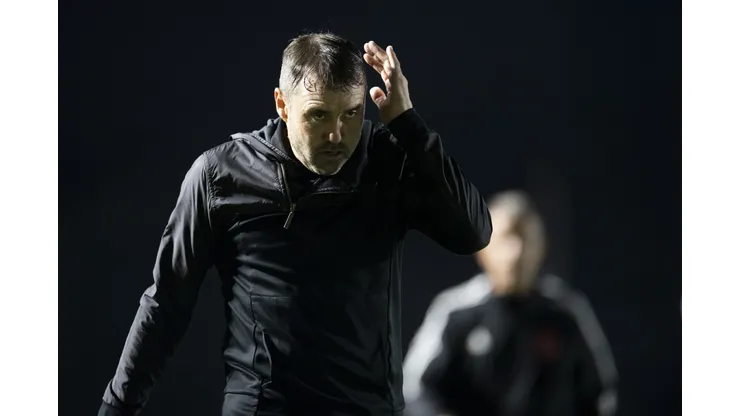 Eduardo Coudet ainda não sabe a formação ideal para a estreia do torneio - Foto: Jorge Rodrigues/AGIF
