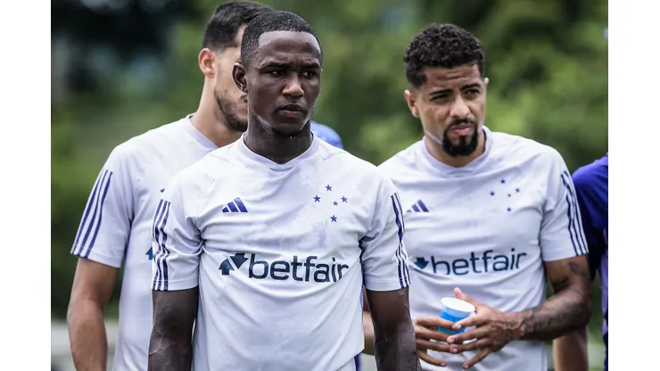 Foto: Gustavo Aleixo/Cruzeiro - João Pedro durante treinamento do Cruzeiro em 2023.