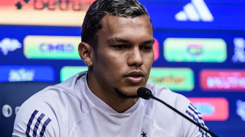 Foto: Gustavo Aleixo/Cruzeiro -Gabriel Veron durante sua entrevista de apresentação no Cruzeiro.