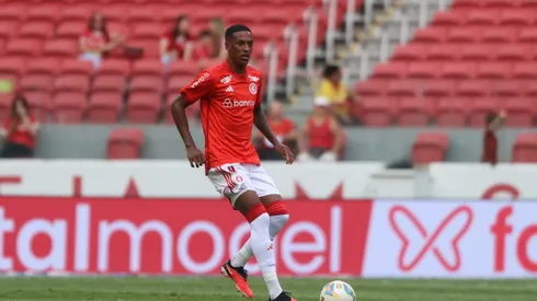 Foto: Ricardo Duarte/Internacional - Robert Renan durante partida pelo Internacional no Campeonato Gaúcho de 2024.