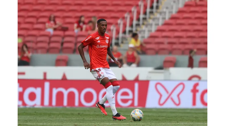 Foto: Ricardo Duarte/Internacional - Robert Renan durante partida pelo Internacional no Campeonato Gaúcho de 2024.