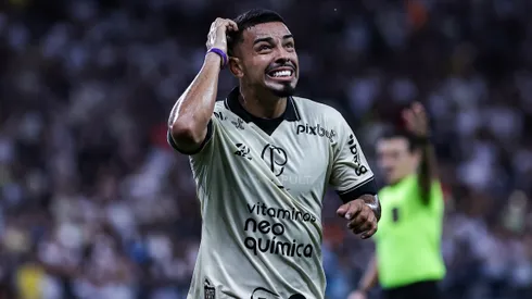 Matheus Bidu durante confronto contra o Internacional no Campeonato Brasileiro de 2023.
