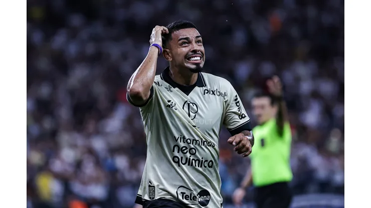 Matheus Bidu durante confronto contra o Internacional no Campeonato Brasileiro de 2023.