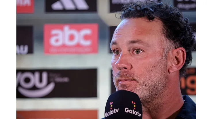 Foto: Pedro Souza / Atlético - Gabriel Milito durante entrevista coletiva de apresentação.