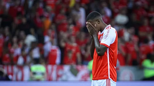 Robert Renan lamentando pênalti perdido no Internacional