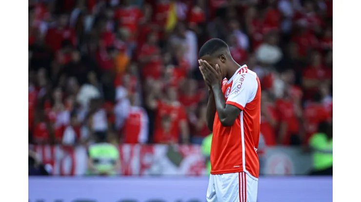 Robert Renan lamentando pênalti perdido no Internacional