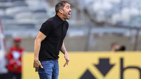Eduardo Coudet pode ter desfalques para a estreia da Sul-Americana – Foto: Gilson Lobo/AGIF