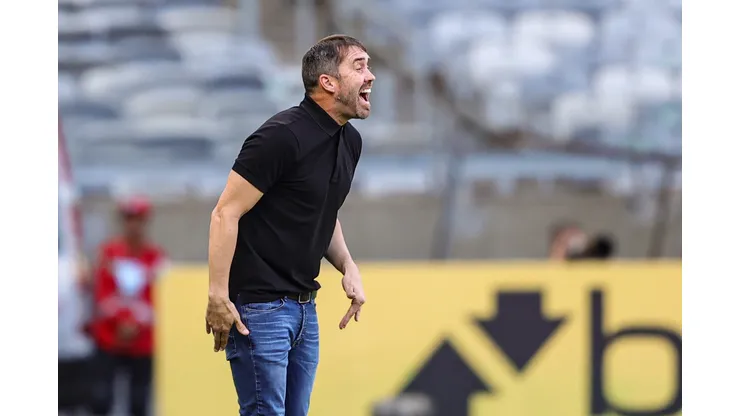 Eduardo Coudet pode ter desfalques para a estreia da Sul-Americana - Foto: Gilson Lobo/AGIF