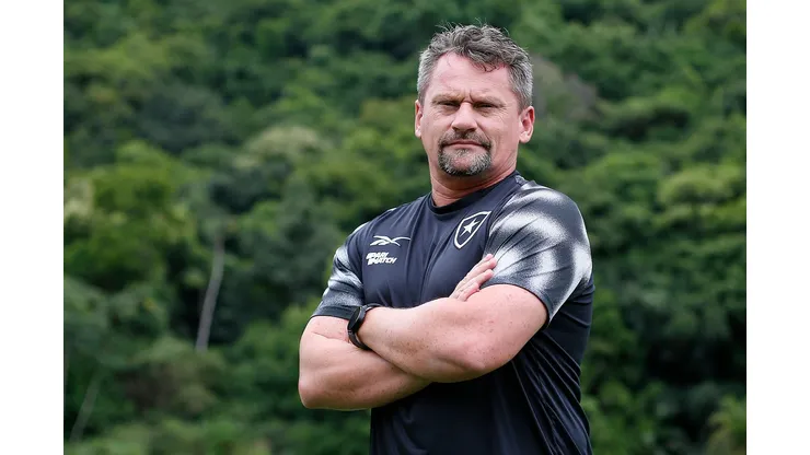 Fábio Matías vai precisar definir estratégia para encarar dois jogos importantes em um curto tempo. Foto: Vítor Silva/Botafogo