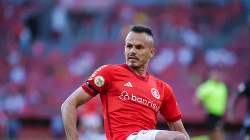 Rene jogador do Internacional durante partida contra o Bragantino no estadio Beira-Rio pelo campeonato Brasileiro A 2023. Números do lateral vieram à tona. Foto: Giancarlo Santorum/AGIF