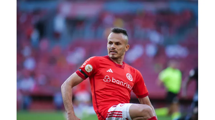 Rene jogador do Internacional durante partida contra o Bragantino no estadio Beira-Rio pelo campeonato Brasileiro A 2023. Números do lateral vieram à tona. Foto: Giancarlo Santorum/AGIF