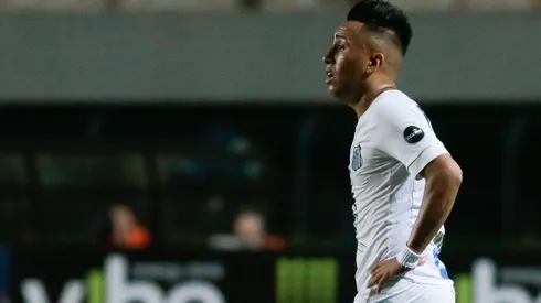 Cueva tem uma passagem rápida pela Vila Belmiro
