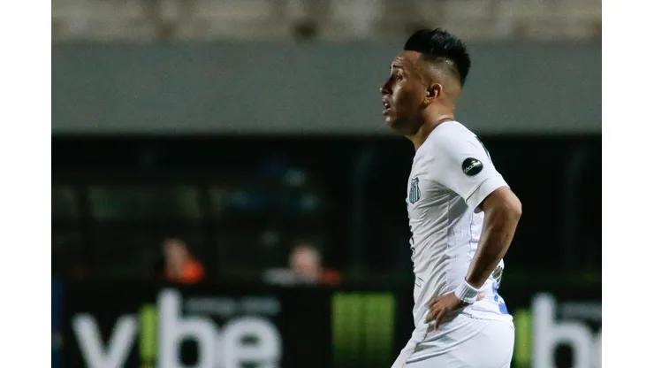 Cueva tem uma passagem rápida pela Vila Belmiro