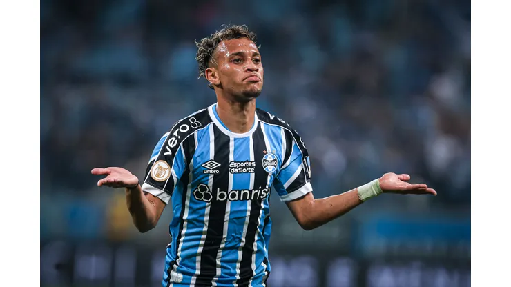 Bitello jogador do Gremio comemora seu gol durante partida contra o Internacional no estadio Arena do Gremio pelo campeonato BRASILEIRO A 2023. Retorno do meia foi cotado. Foto: Maxi Franzoi/AGIF