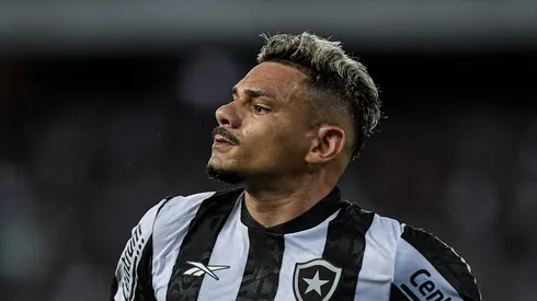 Tiquinho Soares jogador do Botafogo comemora seu gol durante partida contra o Aurora no estadio Engenhao pelo campeonato Copa Libertadores 2024. Companheiro do atleta deve ficar. Foto: Thiago Ribeiro/AGIF