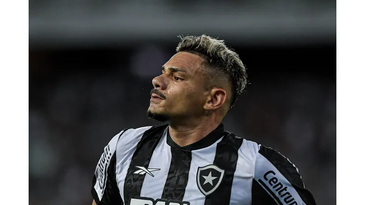 Tiquinho Soares jogador do Botafogo comemora seu gol durante partida contra o Aurora no estadio Engenhao pelo campeonato Copa Libertadores 2024. Companheiro do atleta deve ficar. Foto: Thiago Ribeiro/AGIF