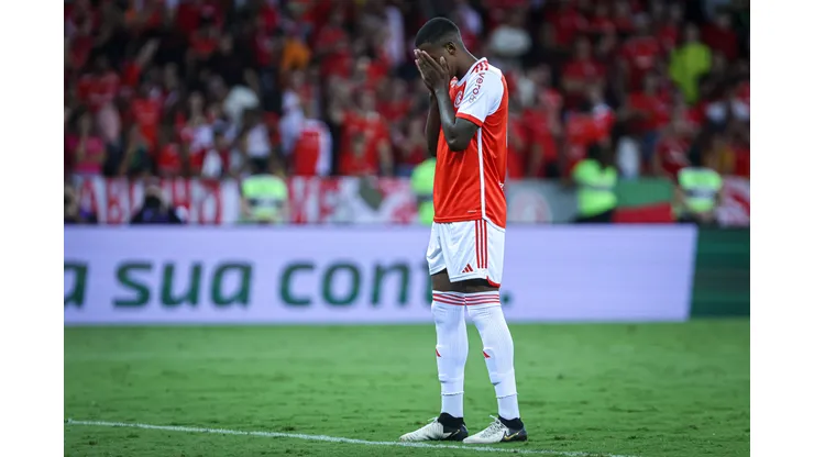 Robert Renan jogador do Internacional lamenta cobranca de penalti perdida em decisao durante partida contra o Juventude no estadio Beira-Rio pelo campeonato Gaucho 2024. Torcida revolta com o jogador. Foto: Maxi Franzoi/AGIF