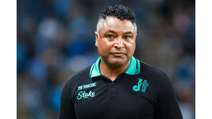 Roger Machado durante confronto contra o Grêmio no Campeonato Gaúcho de 2024.