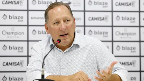 Foto: Vitor Silva/Botafogo - John Textor durante entrevista coletiva em 2022.