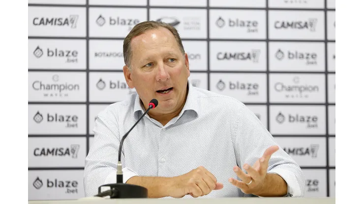 Foto: Vitor Silva/Botafogo - John Textor durante entrevista coletiva em 2022.