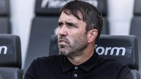 Eduardo Coudet ex- tecnico do Atletico-MG durante partida contra o Santos no estadio Vila Belmiro pelo campeonato BRASILEIRO A 2023. Treinador recebeu péssima notícia. Foto: Abner Dourado/AGIF