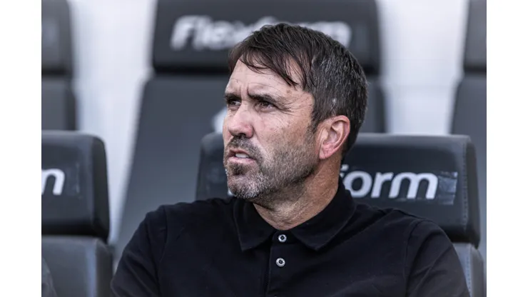 Eduardo Coudet ex- tecnico do Atletico-MG durante partida contra o Santos no estadio Vila Belmiro pelo campeonato BRASILEIRO A 2023. Treinador recebeu péssima notícia. Foto: Abner Dourado/AGIF