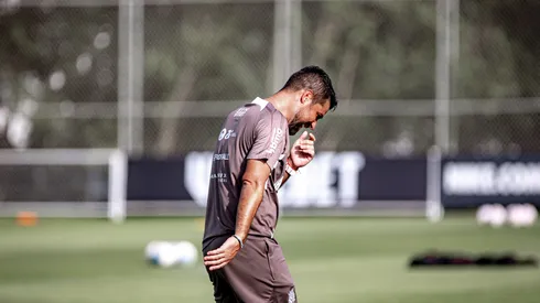 António Oliveira vem agradando os jogadores nos treinamentos – Foto: Leonardo Lima/AGIF
