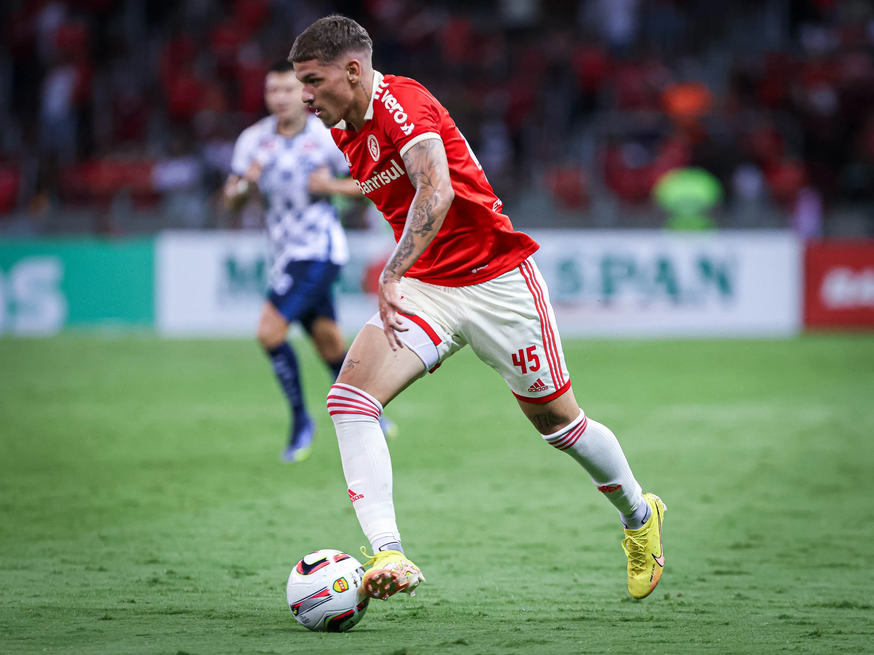 Lucca jogador do Internacional durante partida contra o Sao Jose no estadio Beira-Rio pelo campeonato Gaucho 2023. Foto: Maxi Franzoi/AGIF