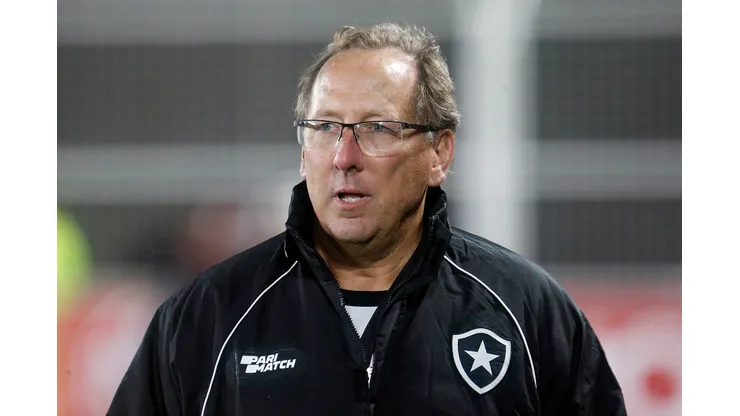 Foto: Vitor Silva/Botafogo - John Textor durante partida na Copa Sul-Americana de 2023.
