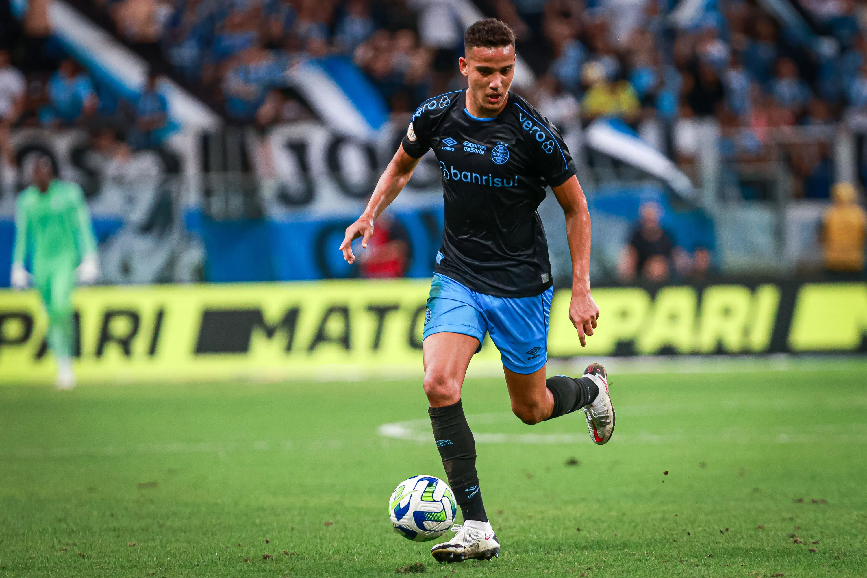 Gustavo Martins jogador do Grêmio durante partida contra o Goias na Arena do Grêmio pelo campeonato Brasileiro A 2023. Foto: Maxi Franzoi/AGIF