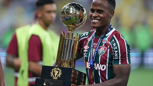 Arias erguendo a taça da Recopa Sul-Americana pelo Fluminense