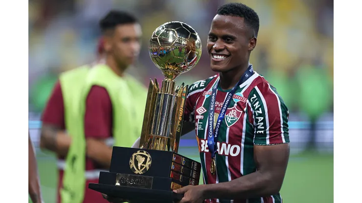 Arias erguendo a taça da Recopa Sul-Americana pelo Fluminense
