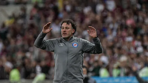 Gabriel Milito, com a camisa do Argentino Junior, durante partida contra o Fluminense na Libertadores de 2023.