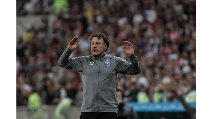 Gabriel Milito, com a camisa do Argentino Junior, durante partida contra o Fluminense na Libertadores de 2023.