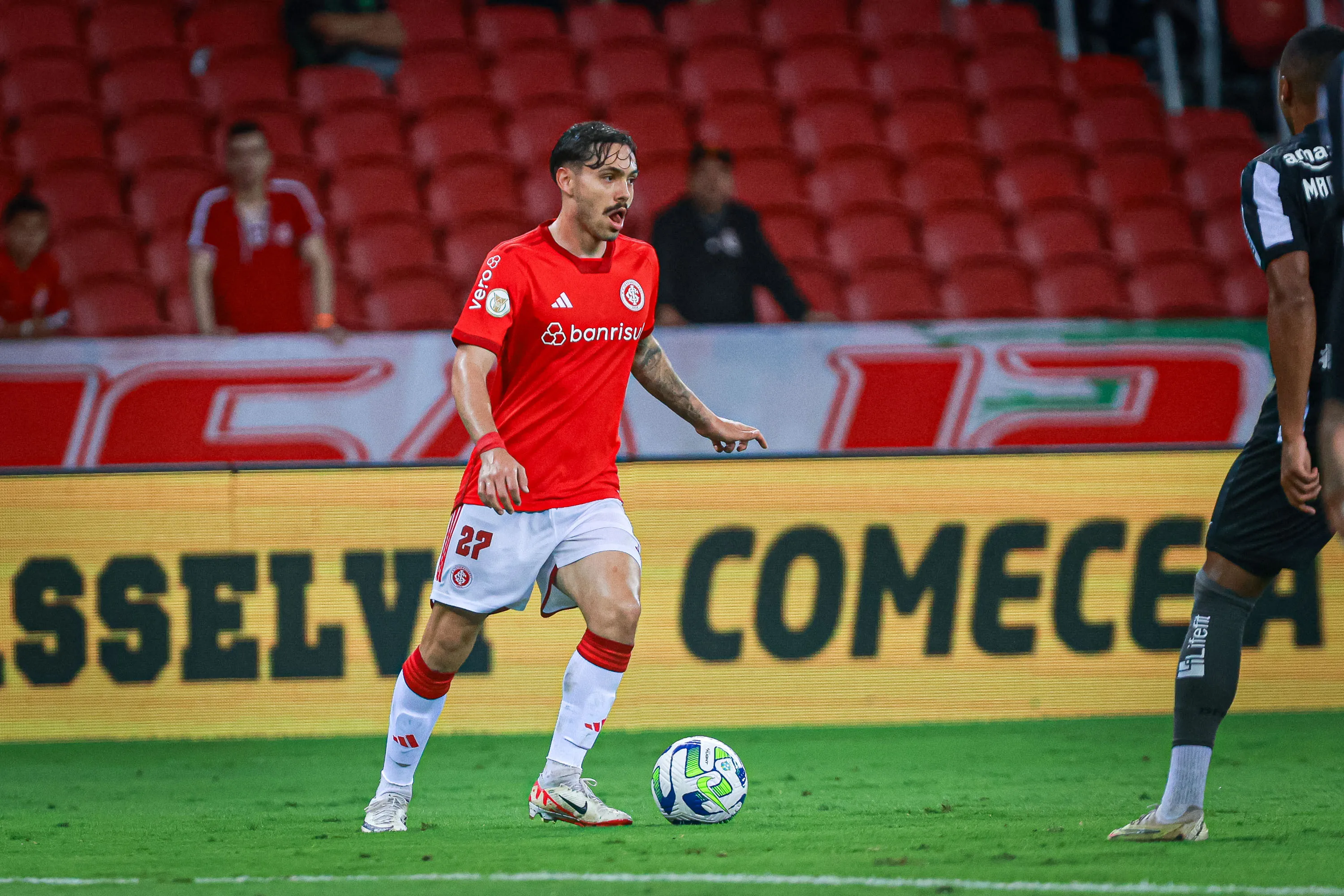 Mauricio jogador do Internacional durante partida contra o Botafogo no Beira-Rio pelo campeonato Brasileiro A 2023. Foto: Maxi Franzoi/AGIF