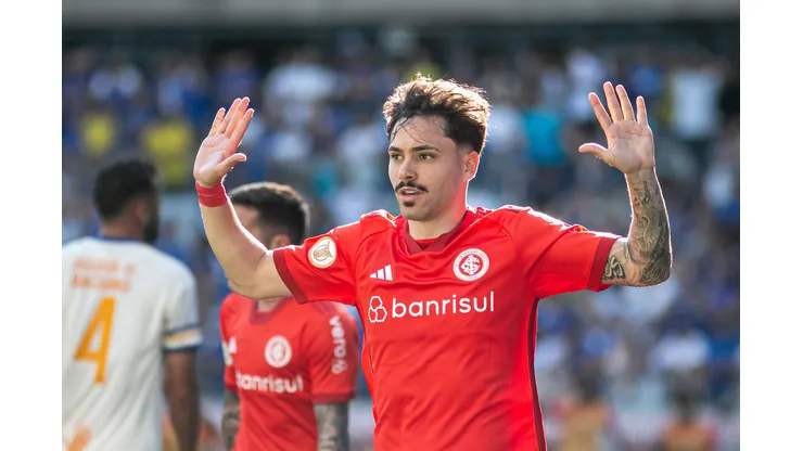 Foto: Fernando Moreno/AGIF - Maurício durante partida do Internacional no Brasileiro de 2023.