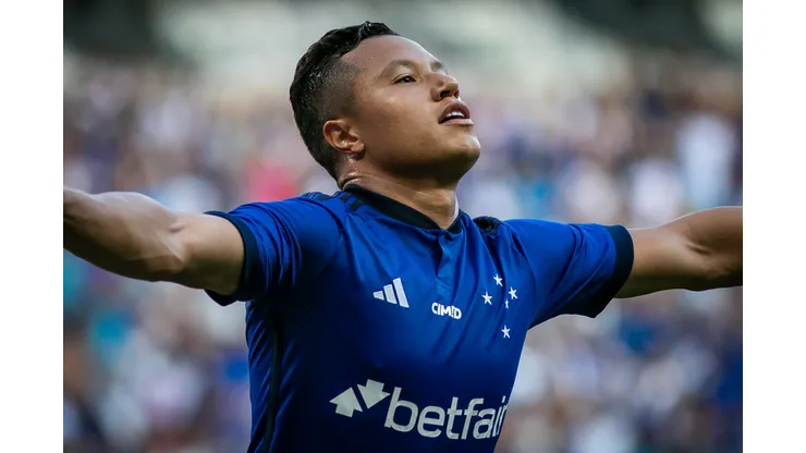 Marlon jogador do Cruzeiro comemora seu gol durante partida contra o Patrocinense no estadio Mineirao pelo campeonato Mineiro 2024. Atleta não vai jogar no Imortal. Foto: Fernando Moreno/AGIF