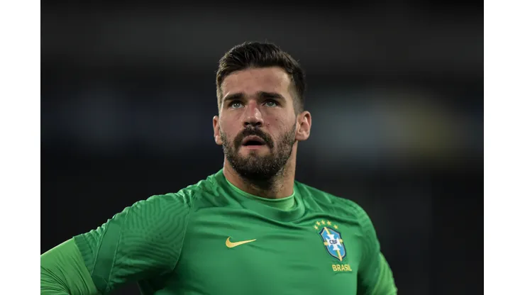 Alisson jogador do Brasil durante aquecimento antes da partida contra o Peru no estadio Engenhao pelo campeonato Copa America 2021. Goleiro abriu o jogo sobre 'possível' volta ao Inter. Foto: Thiago Ribeiro/AGIF