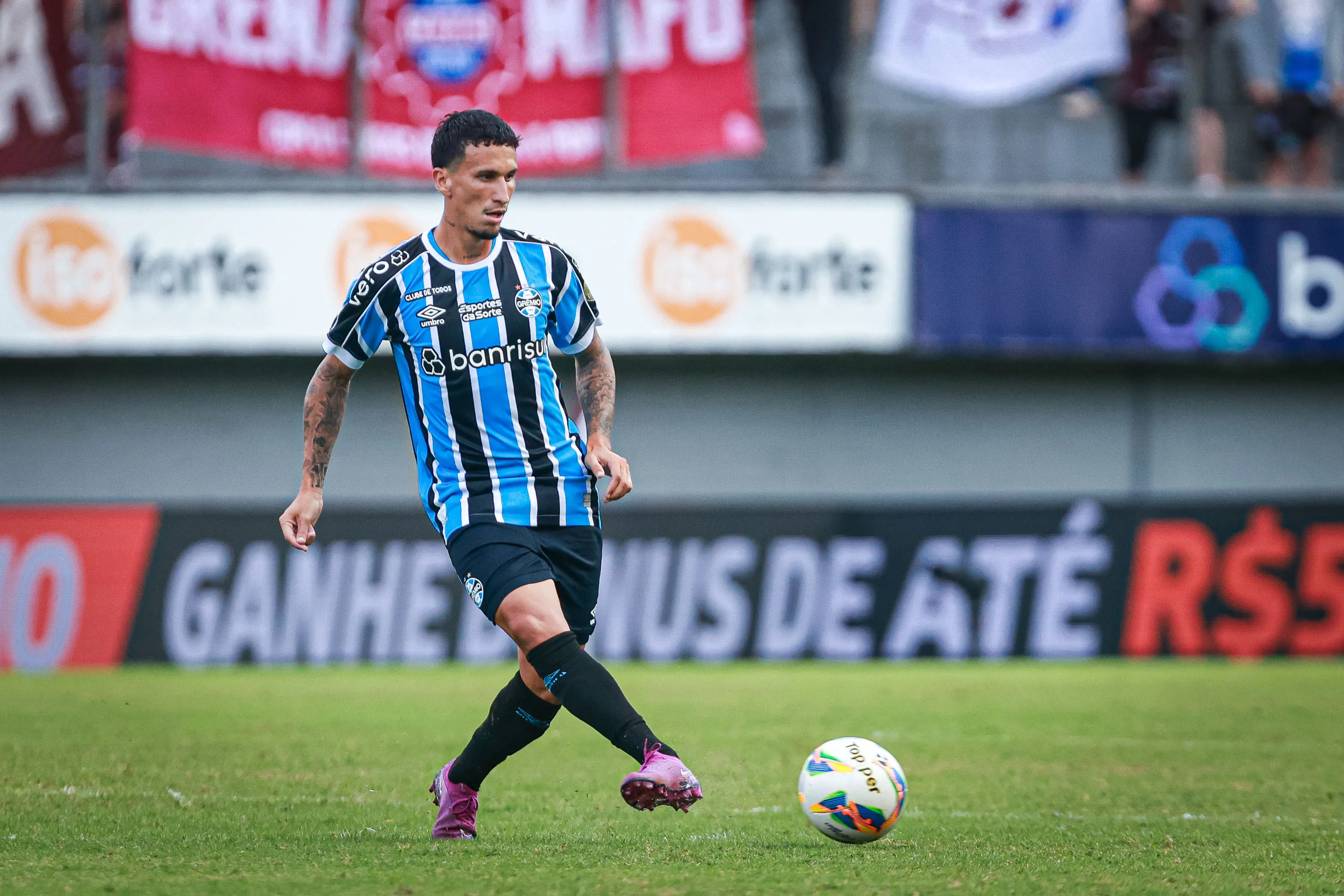 Dodi jogador do Grêmio durante partida contra o Caxias no Centenario pelo campeonato Gaucho 2024. Foto: Maxi Franzoi/AGIF