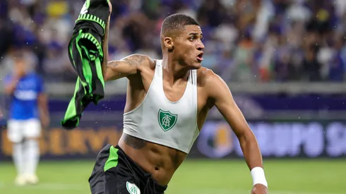 Rodrigo Varanda jogador do America-MG comemora seu gol durante partida contra o Cruzeiro no estadio Mineirao pelo campeonato Mineiro 2024. Gilson Lobo/AGIF
