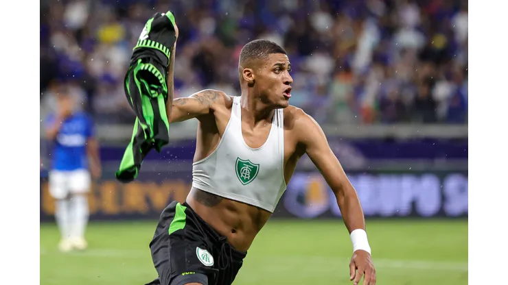 Rodrigo Varanda jogador do America-MG comemora seu gol durante partida contra o Cruzeiro no estadio Mineirao pelo campeonato Mineiro 2024. Gilson Lobo/AGIF