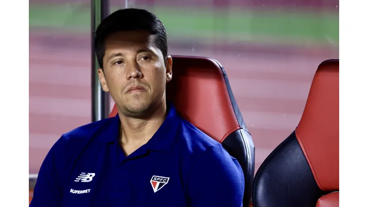 Thiago Carpini em derrota para o Novorizontino. Treinador balança no cargo - Foto: Marcello Zambrana/AGIF