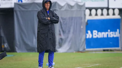Renato Portaluppi contra o Caxias, pelo Campeonato Gaúcho. Treinador ganhou um novo atleta para a lateral – Foto: Maxi Franzoi/AGIF